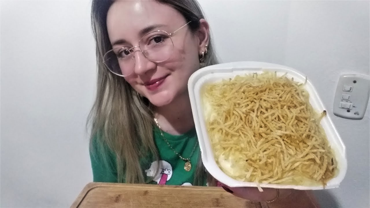 ASMR MUKBANG: ESCONDIDINHO DE FRANGO COM MILHO E CATUPIRY (SUSSURROS / SONS DE MASTIGAÇÃO)