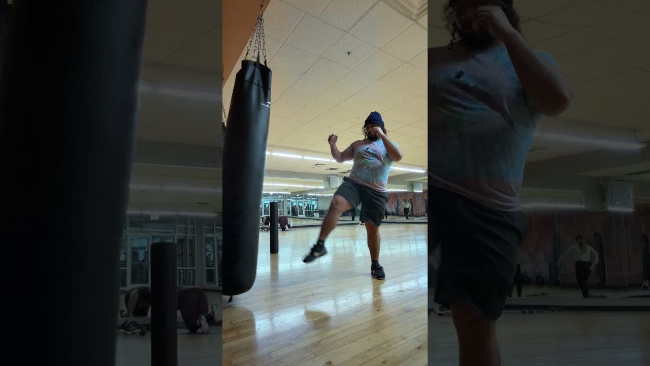 Muay Thai bag work warmup ( ft baddies in the back ground ) 🦈 