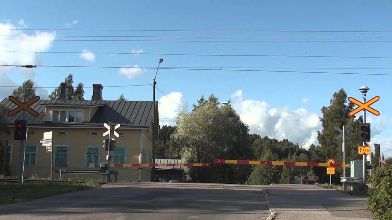 Steam train passes Nikkilä level crossing