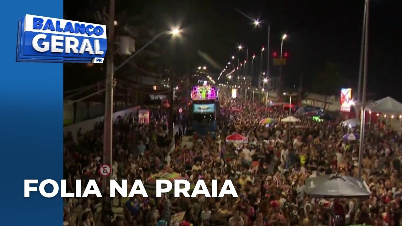 Preparados com cadeira de praia e coolers, milhares de foliões fantasiados vão atrás da Matinbanda