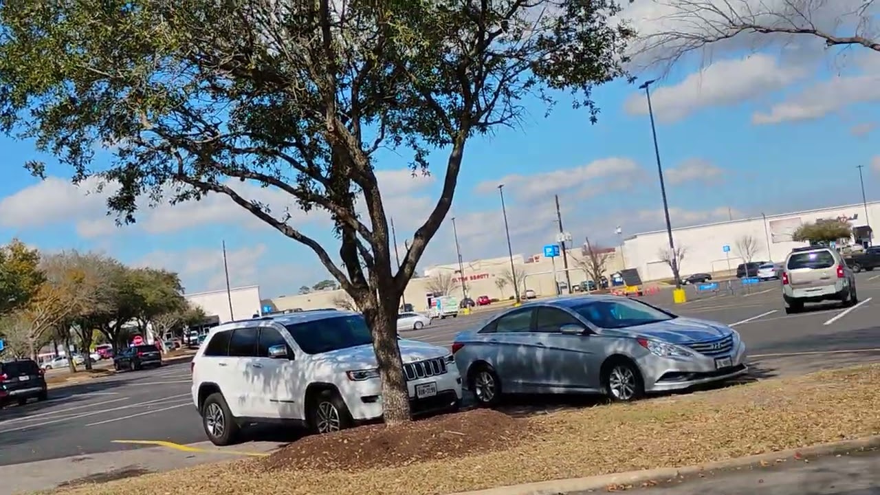 #soleado en el parquesito de enfrente de Walmart#