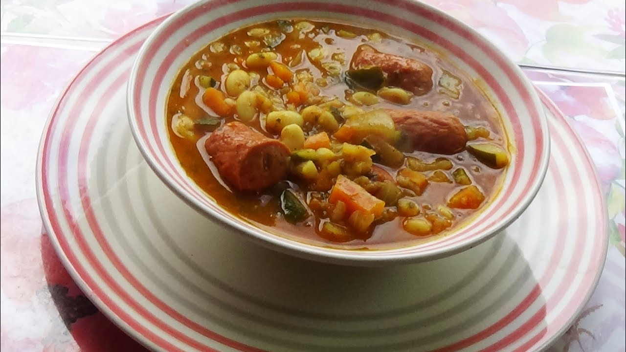 Potage aux haricots blancs et légumes, idéale pour la saison