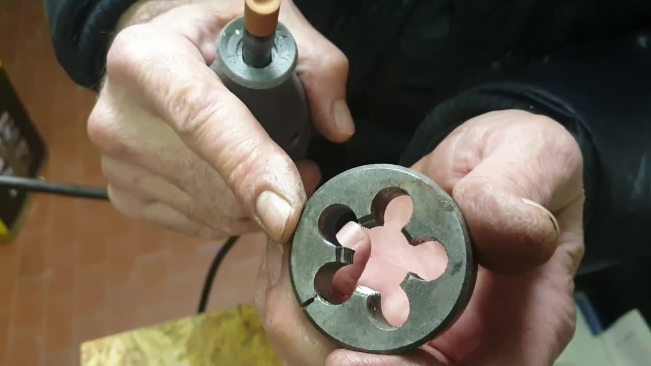 затачивать резьбонарезные плашки и метчики