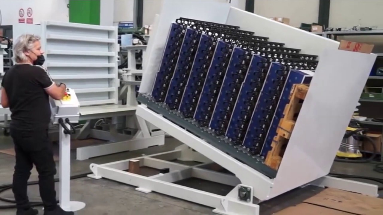 Inserting FreezeTeq NFS2 spacers between box layers before cooling or freezing food products