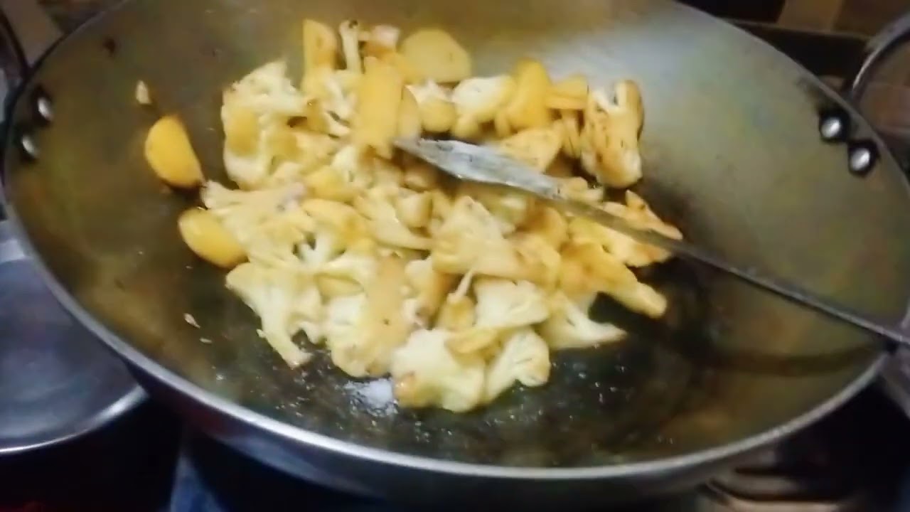 सुबह का नाश्ता बना रहे हैं