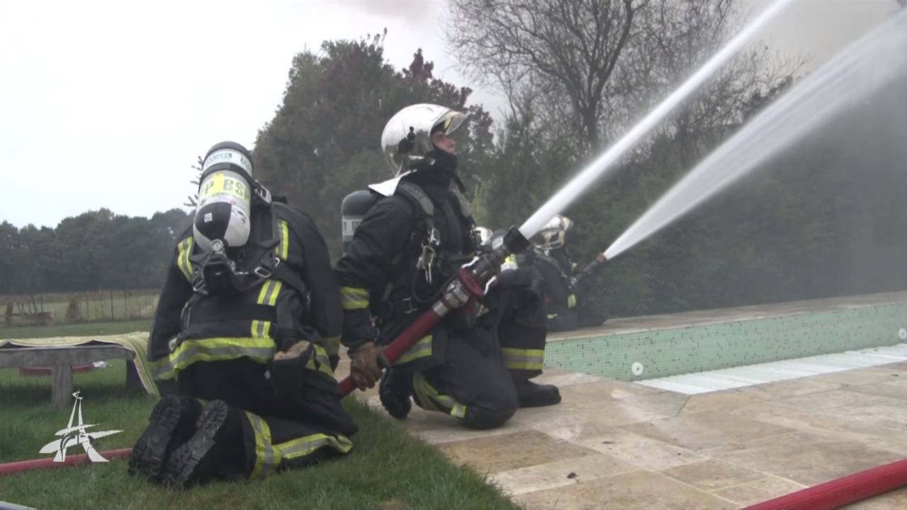 Pavillon en feu à Mandres-les-Roses (94)