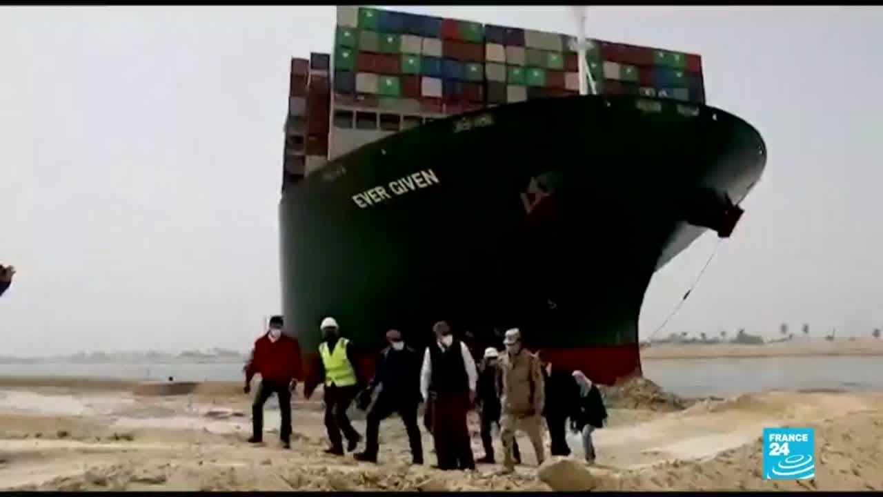 Autoridades dicen que el Canal de Suez pudo haber sido bloqueado por error humano