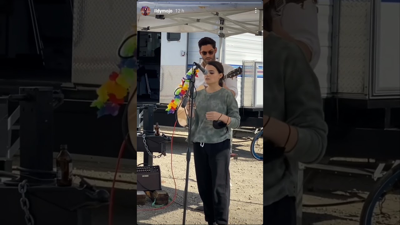 Brianna Hildebrand chante Hallelujah accompagné par Tom Ellis
