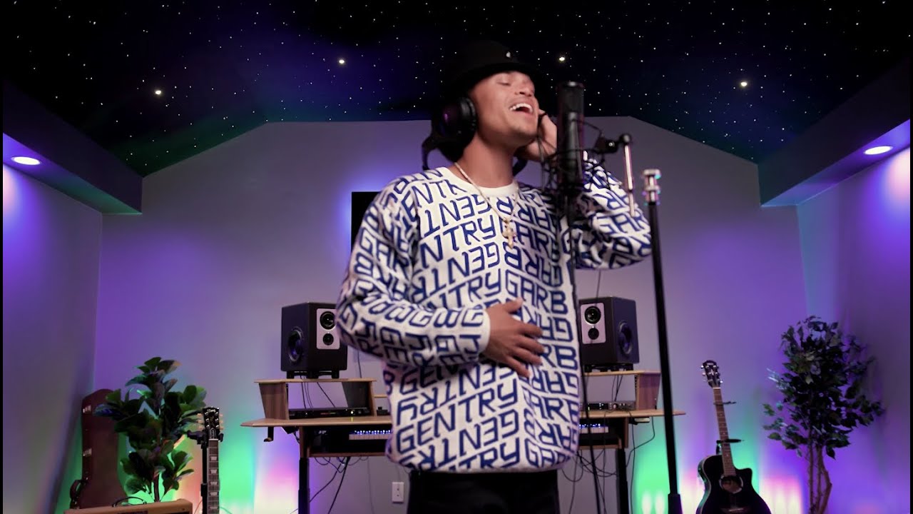 Dana Vaughns Performs 