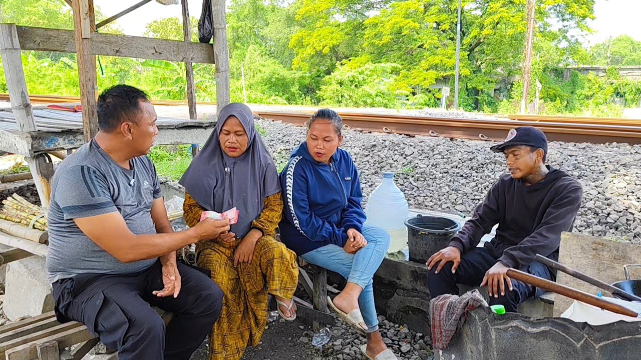 SATU KELUARGA MENANGIS HARU BAHAGIA  DIPINGGIR JALAN. DAPAT REJEKI BUAT MODAL USAHA BUKA WARUNG