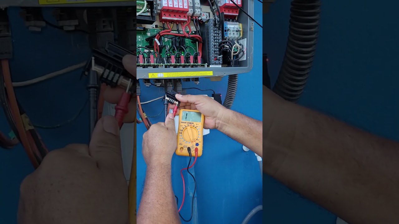 INVERSOR ABB TRIO COM LUZ DE ALERTA PISCANDO