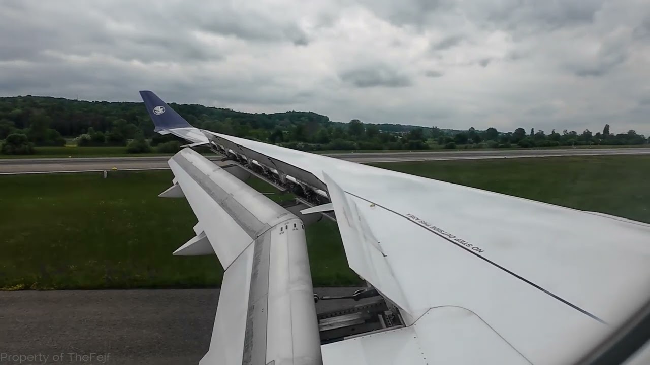 [FLIGHT LANDING] Air France A220-300 - Bumpy Landing into Zurich with Showers in the Area