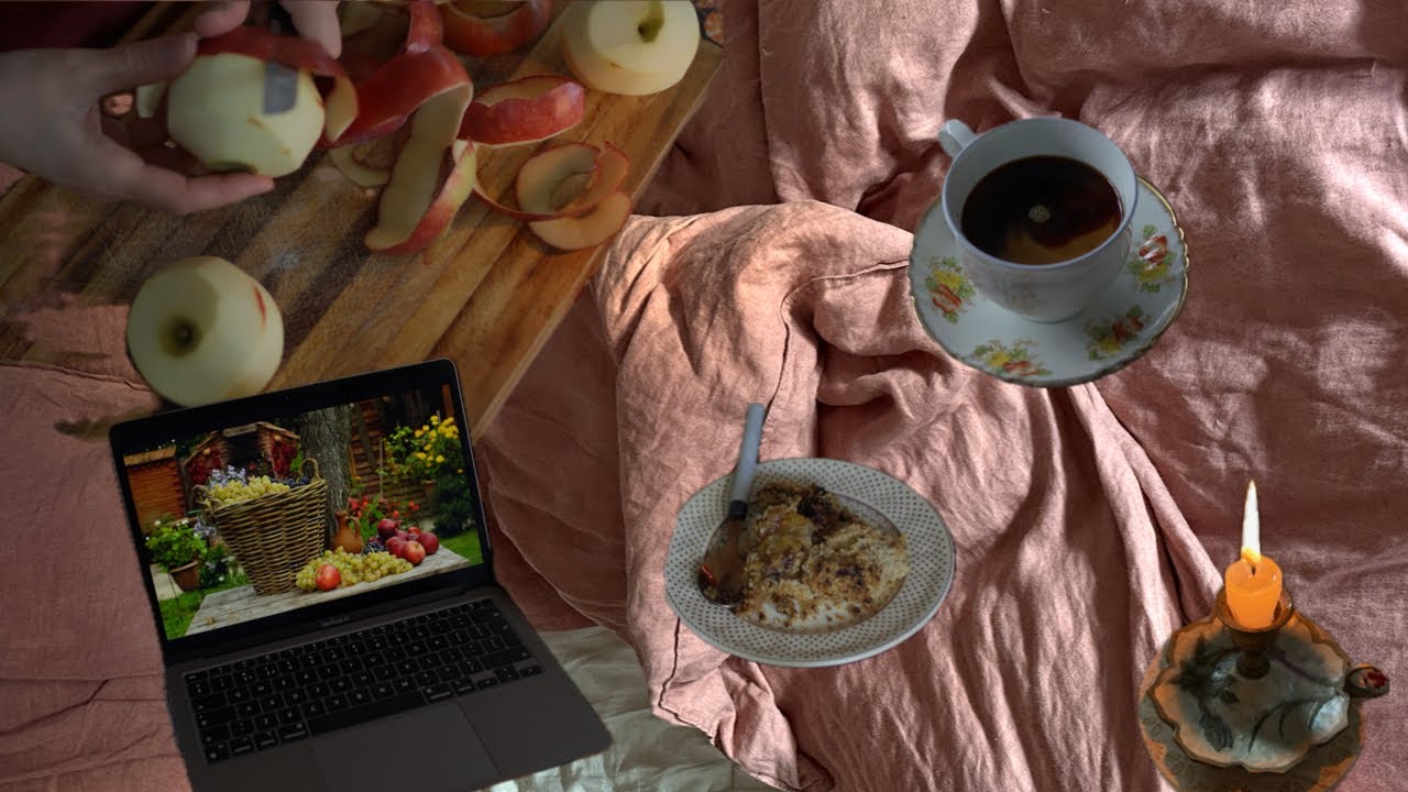 Spend a cosy day with me, reading and baking an apple crisp