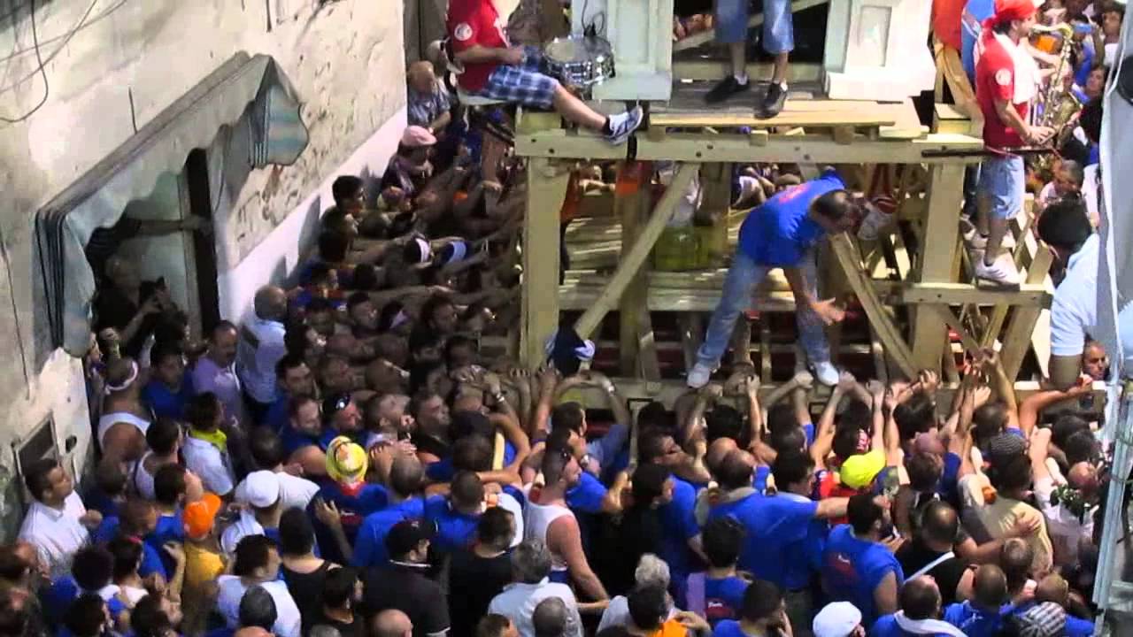 Festa dei Gigli di Nola 2013...La paranza Volontari alla girata delle carceri.