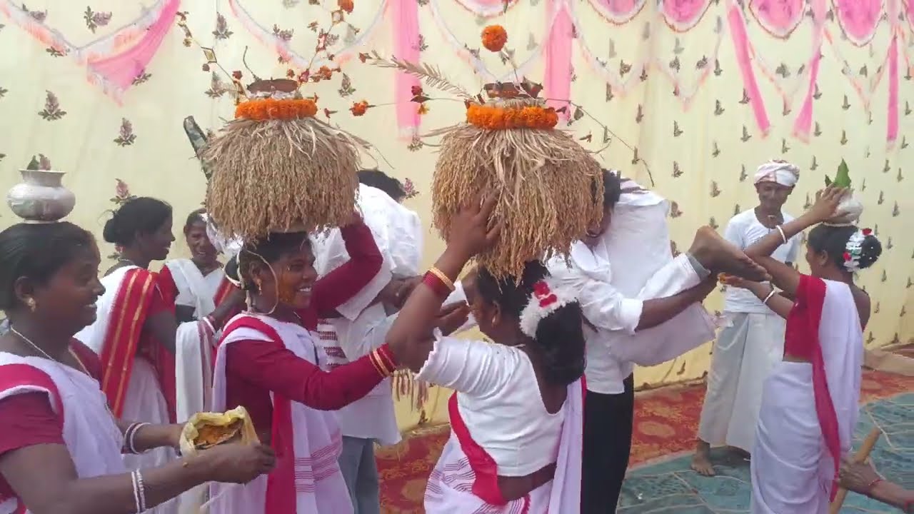 सरना प्रार्थना सभा केसारो।।तीन जोड़ी शादी बराती परक्षाय करते हुए।। एक बार जरूर देखें