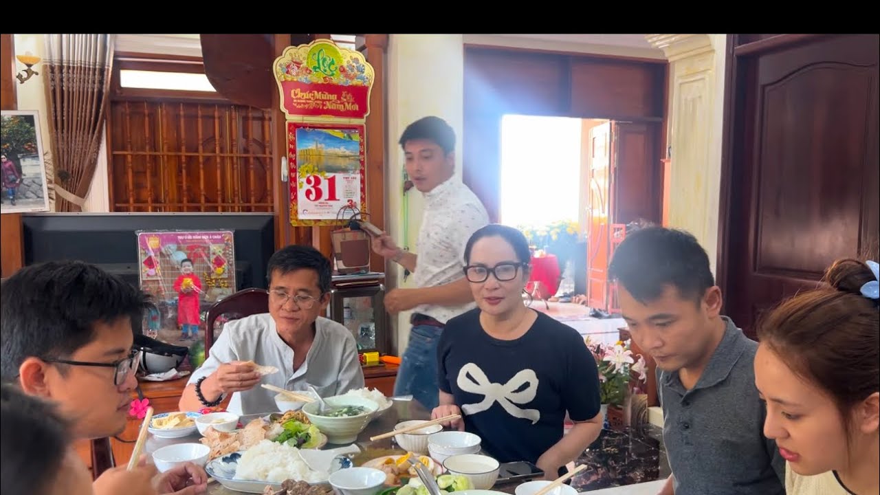BỮA CƠM SUM HỌP GIA ĐÌNH ĐỂ TIỄN ANH BA CHỊ BA ĐI CHÂU ÂU