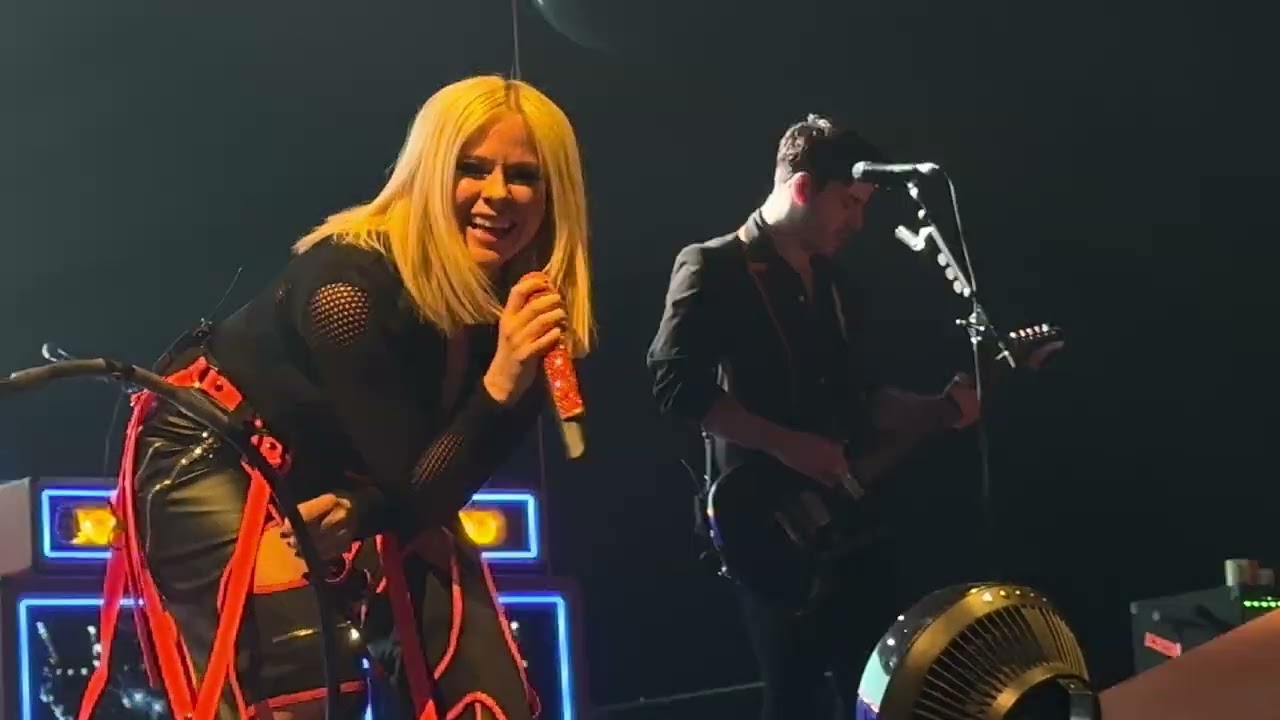 Avril Lavigne - What The Hell [[Live at AFAS Live Amsterdam 14-04-2023]]