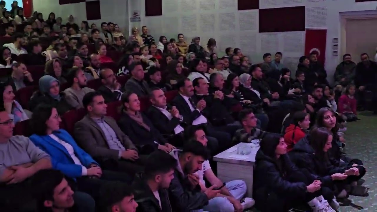 DEMİRCİ'de TİYATRO YÖNETMENİ RAGIP YILMAZ PAYDOS OYUNU ÖNCESİ KONUŞMA YAPIYOR 29-11-2024