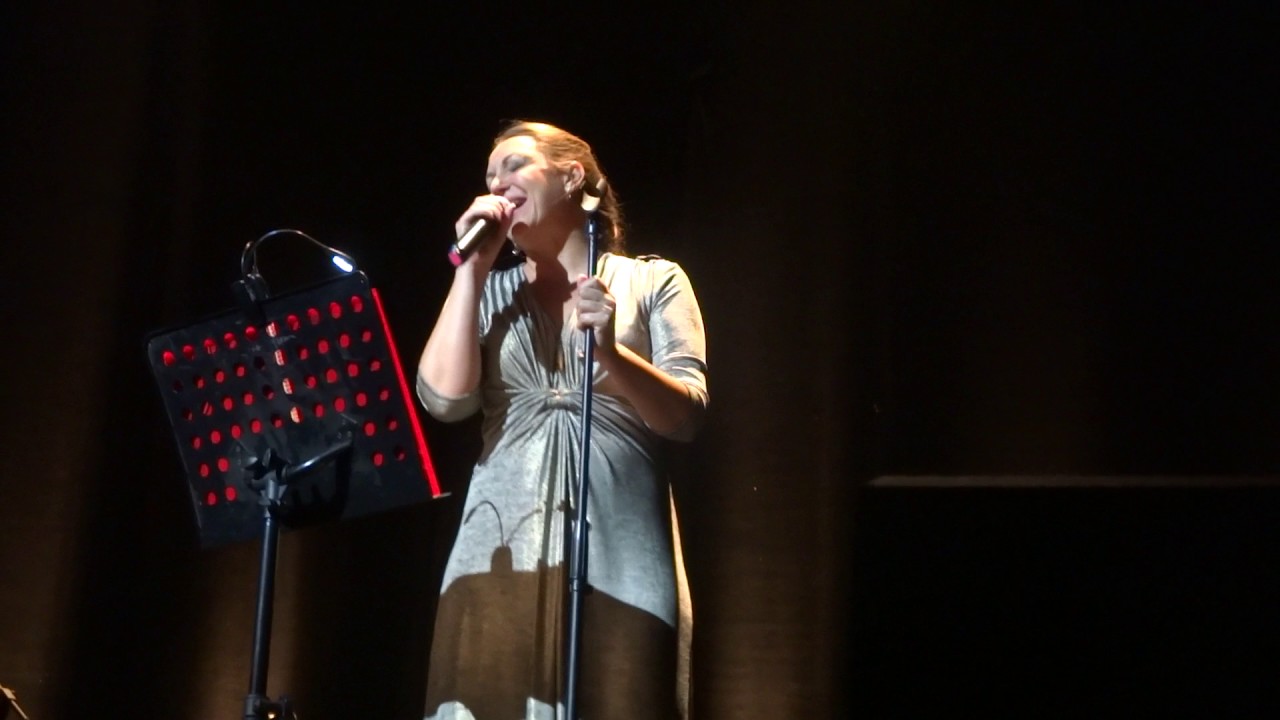 Niña Pastori - Guadalajara 2016/10/29 - 04 - Hola Soledad