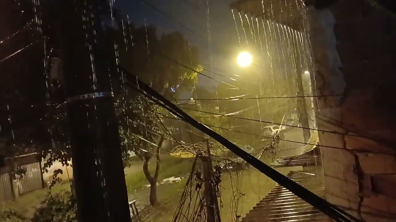 A chuva continua forte aqui mais estamos nas mãos de Deus. 