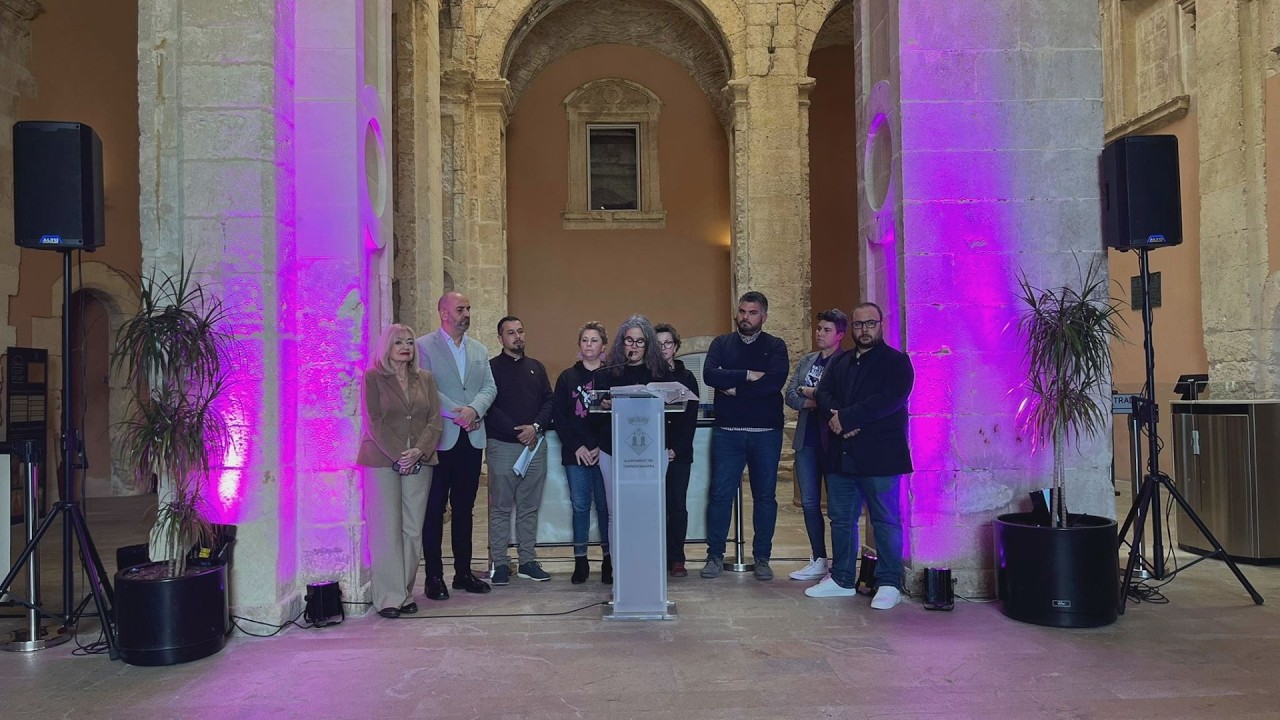 El Pati del Castell s'il·lumina de lila per commemorar el 8M