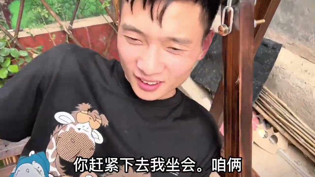 之前随口说一句：家里再有个秋千感觉就挺好。没想到被牛爷爷记心上了，身在异乡还想着家中。在意你的话才会在意你的话#小董家里事 #婚后