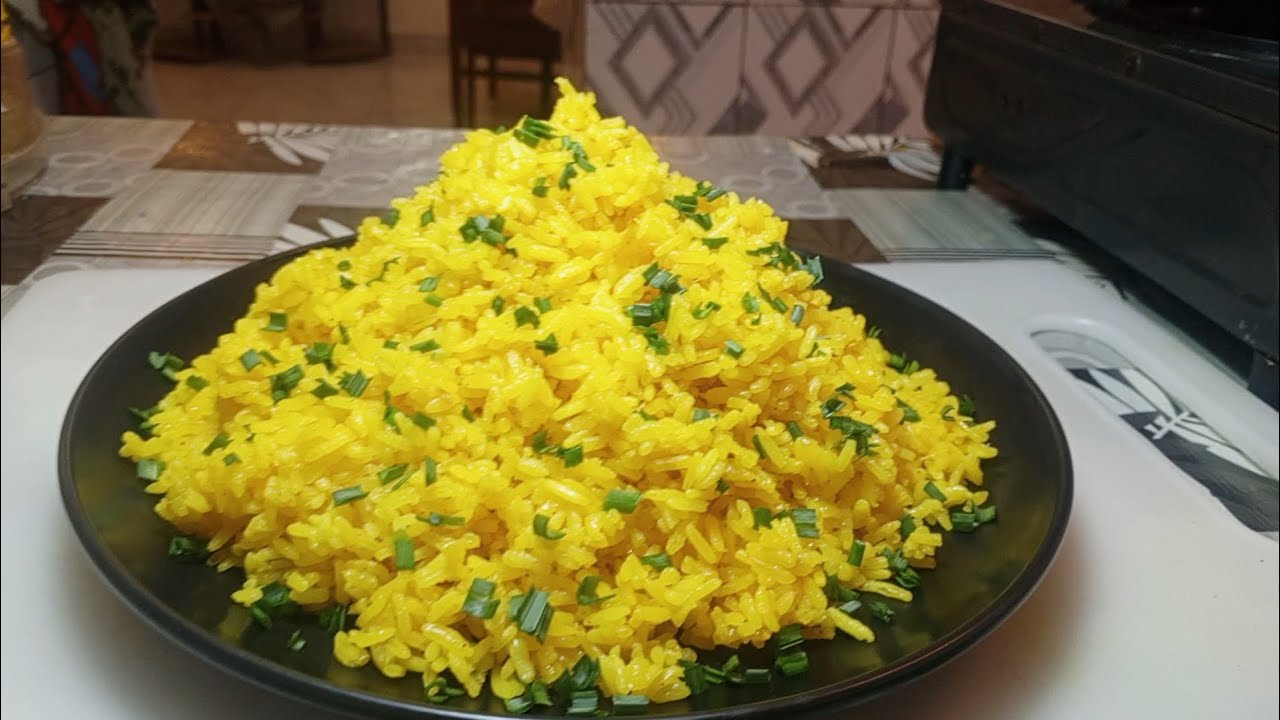 UKO WATEKA UMUCERI URIMO IKINZALI/ yellow turmeric rice