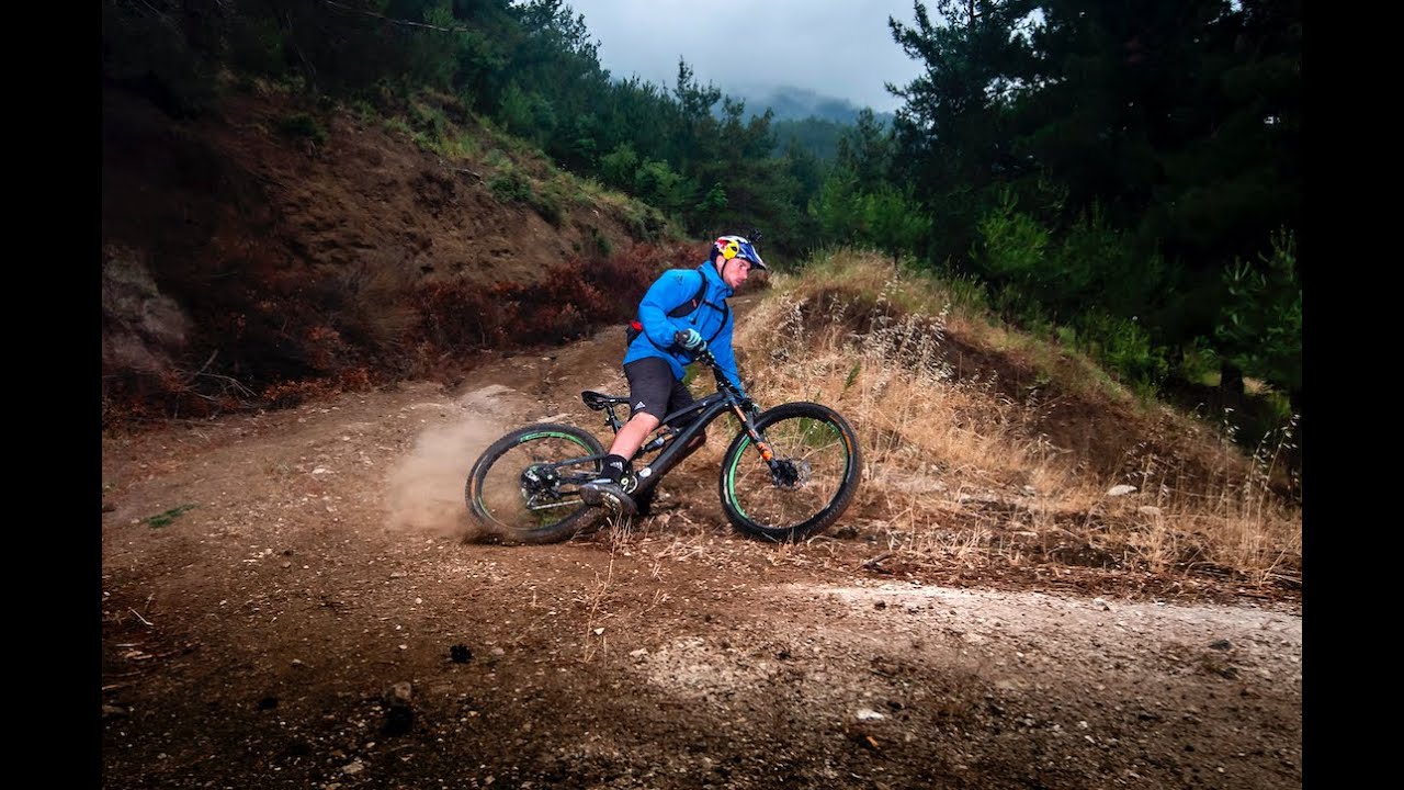 Red Bull athlete Kenny Belaey from border to border on the Lebanon Mountain Trail