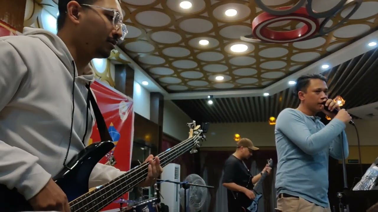 🎸 GoGo Mr Gamer - Epic Live Performance of 'Woh Lamhe' by Jal at EEC Dashain Event 2024! 🎶