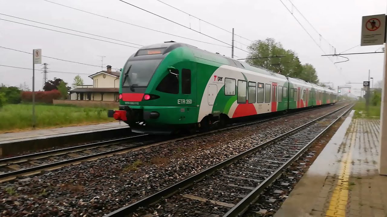 Due ETR 350 FLIRT sotto la pioggia battente