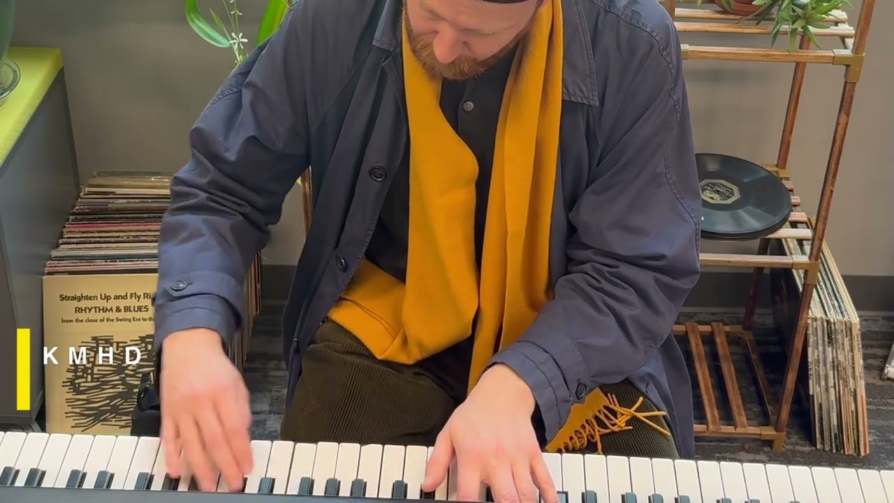 Sven Wunder stopped by the KMHD studio and serenaded the crew with a lovely number on the Rhodes. ✨🎹