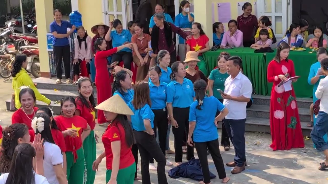 Trò chơi dân gian nhảy bao bố và bịt mắt nhặt bưởi chi hội phụ nữ tổ dân phố 1 đức Thắng