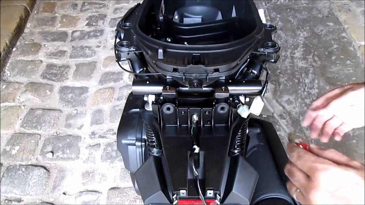 HONDA FORZA 125 Tuto de la pose d'un support de plaque Ermax