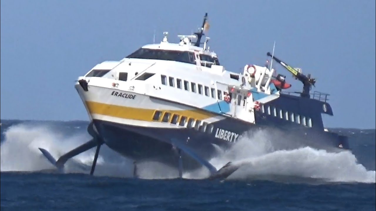 Aliscafo Eraclide in arrivo al porto di Favignana con maltempo