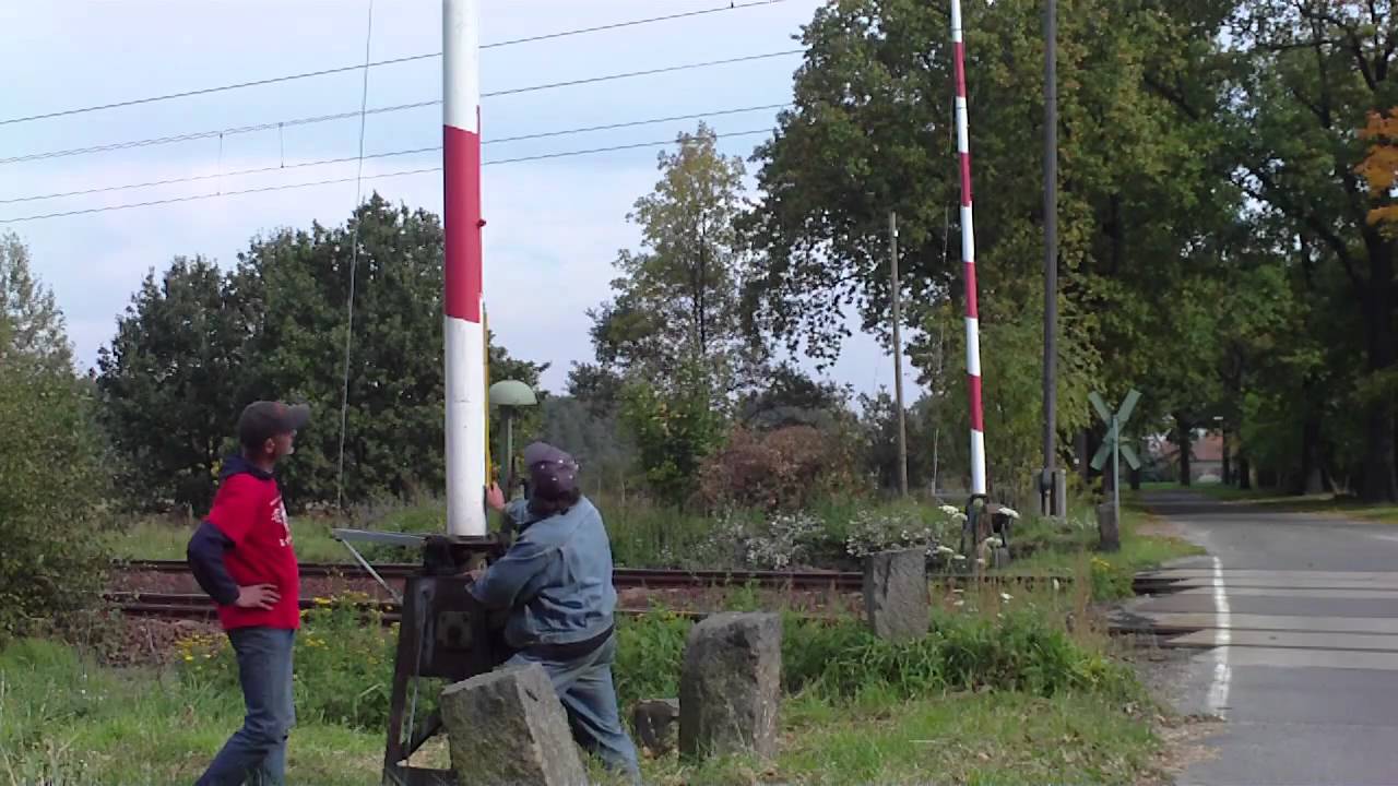 Lustiger Sketch an einer Bahnschranke - Wie hoch ist eine Bahnschranke?