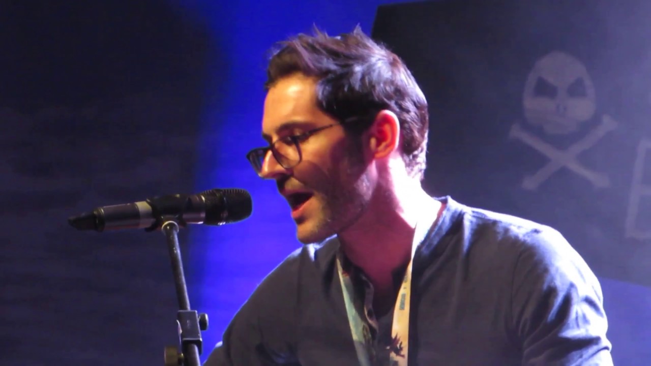 Tom Ellis sings Tracey Chapman (Magic Con 2018) HD