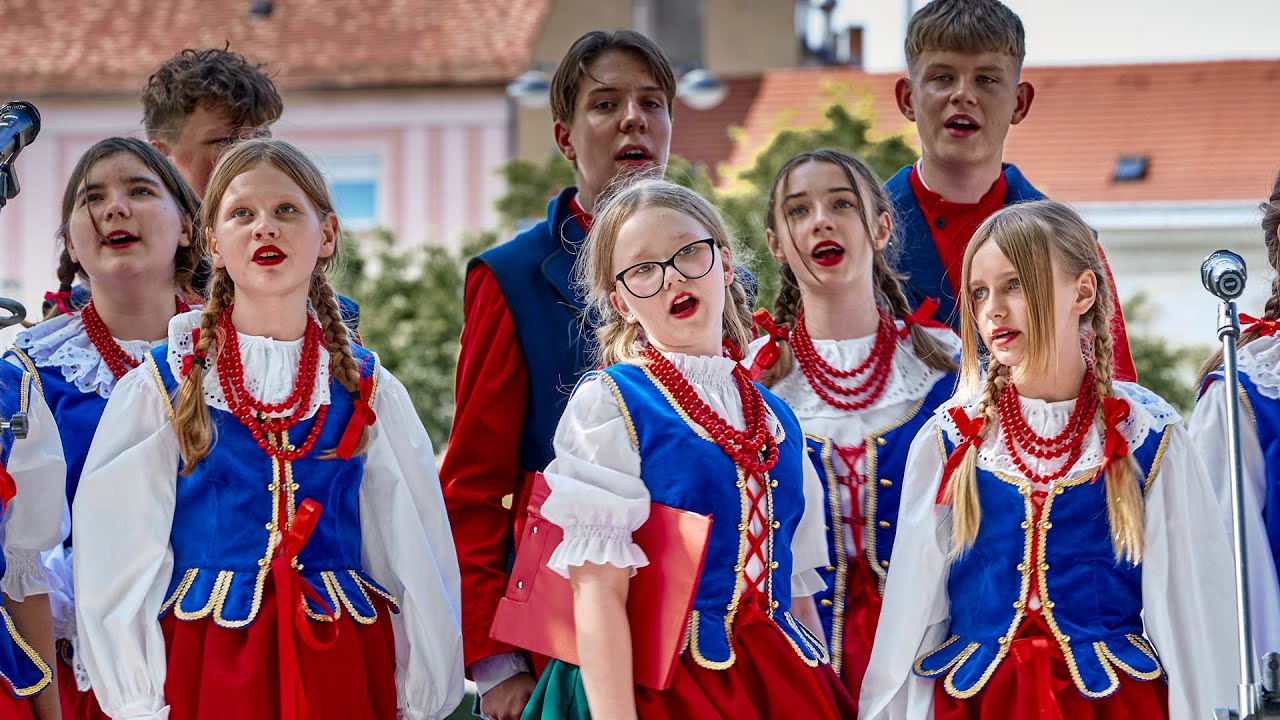 A „Mali Kujawiacy” gyerekkórus énekel a szombathelyi Fő téren