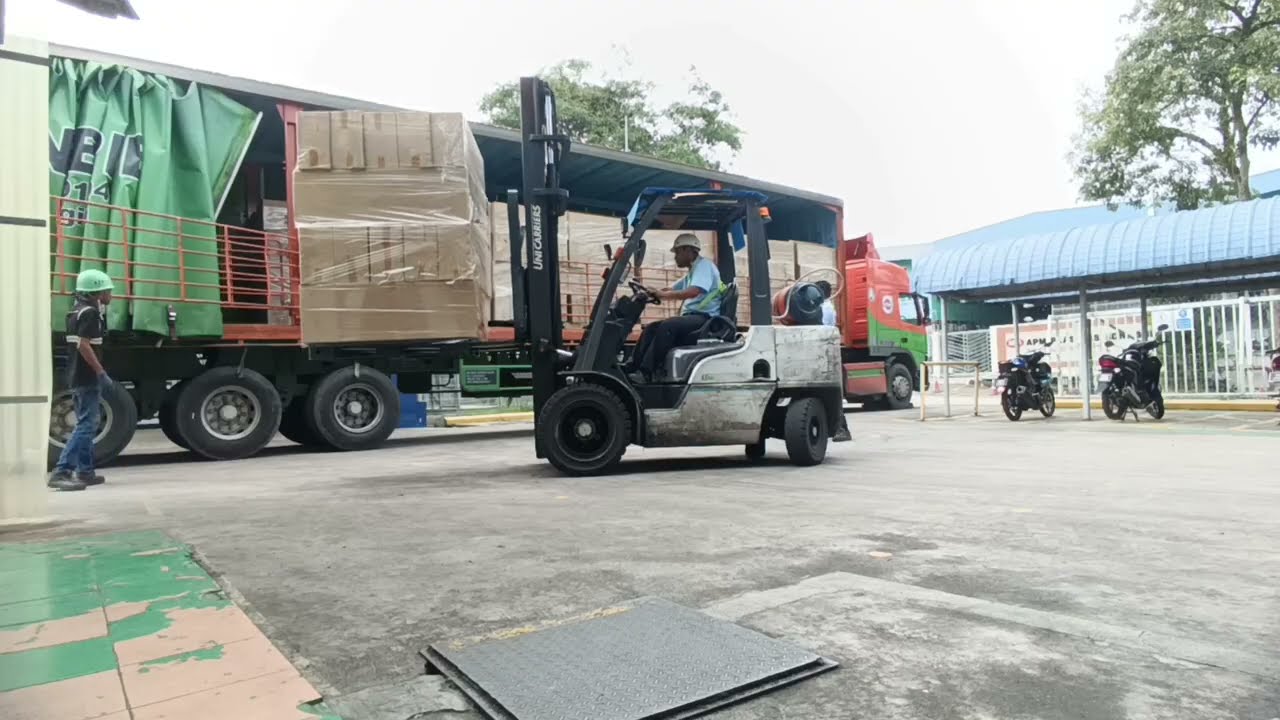 FORKLIFT Loading 20 Ton Truck | Talented Forklift Operator