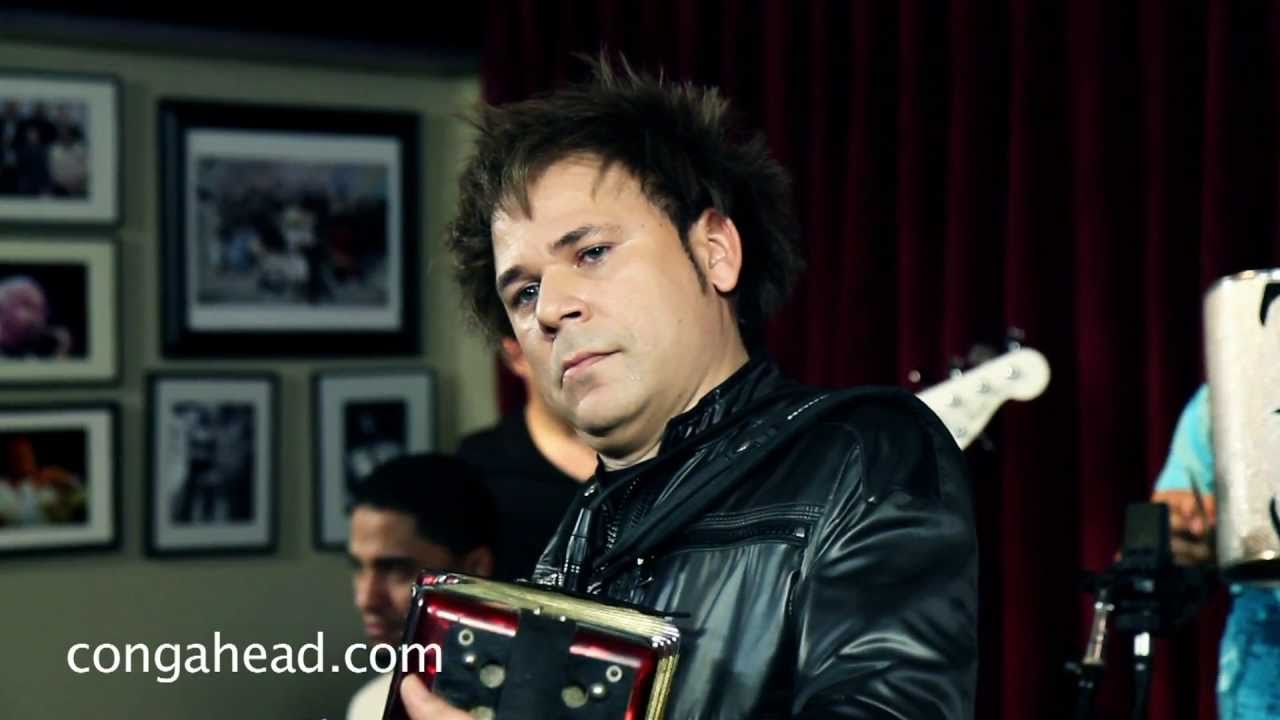 El Prodigio perform Autumn Leaves