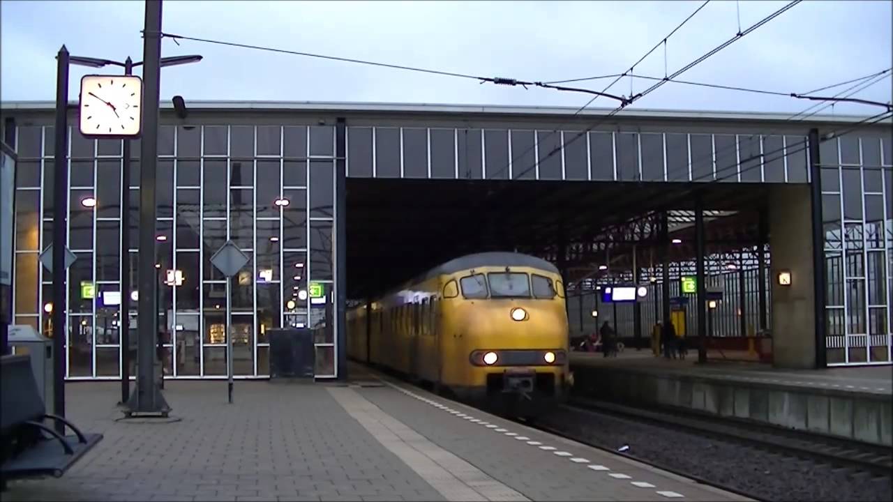 Drie maal NS Mat '64 Plan V (453, 466 en 955) te Eindhoven
