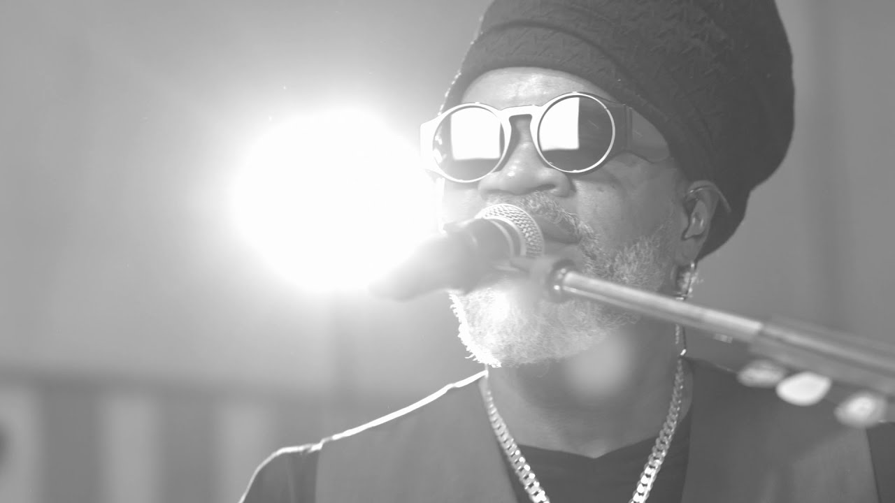 Carlinhos Brown & Orquestra Maré do Amanhã - Muito Obrigado Axé