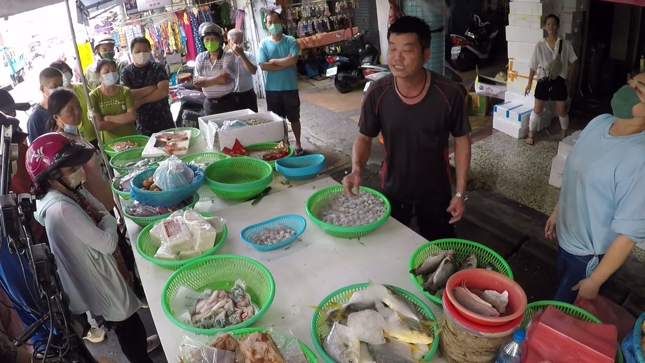 賣了一個半小時 大叔終於有時間講話了 直說比太平更誇張 彰化花壇市場 海鮮叫賣大叔 海鮮叫賣 海鮮大叔seafood auction