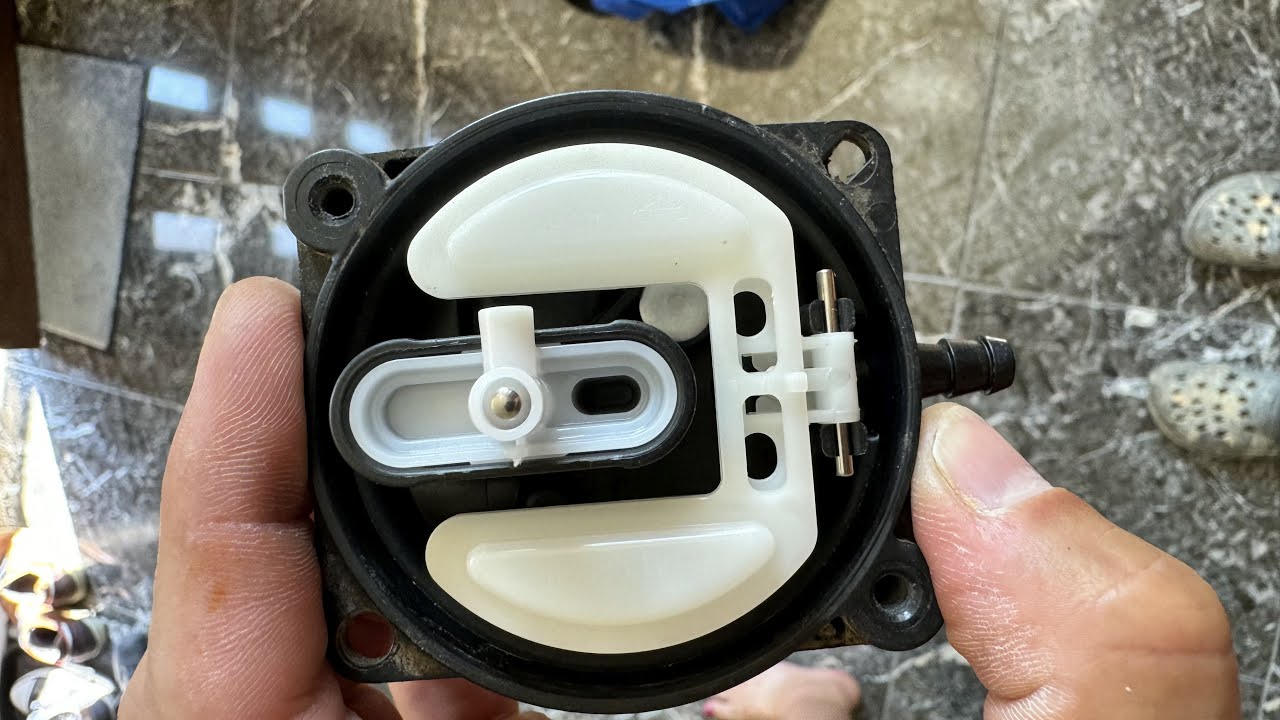 Briggs&Stratton 450E - čištění karburátoru / carburetor cleaning / carburetor repair / jet assembly