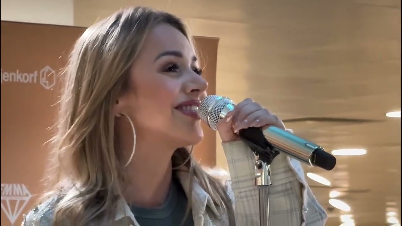 161125 Emma Heesters (29) zingt haar nieuwe liedje bij de Bijenkorf in Amsterdam Meisje Uit De Klas 