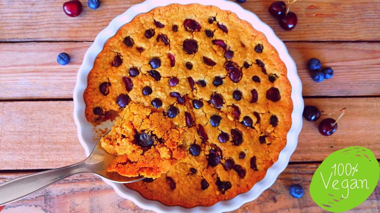 Clafoutis de cerejas e mirtilos