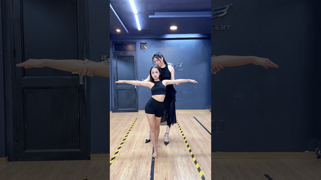 The difference when using the hips in walking ✨ Catwalk training for H&agrave; Vy - 2013 #bybacademy