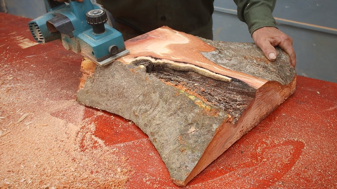 Create An Impressive Table From Uniquely Shaped Logs // Top Notch Woodworking Skills