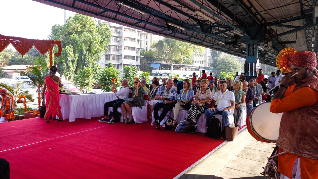 Welcome Ceremony of Foreigners for Luxurious Train 