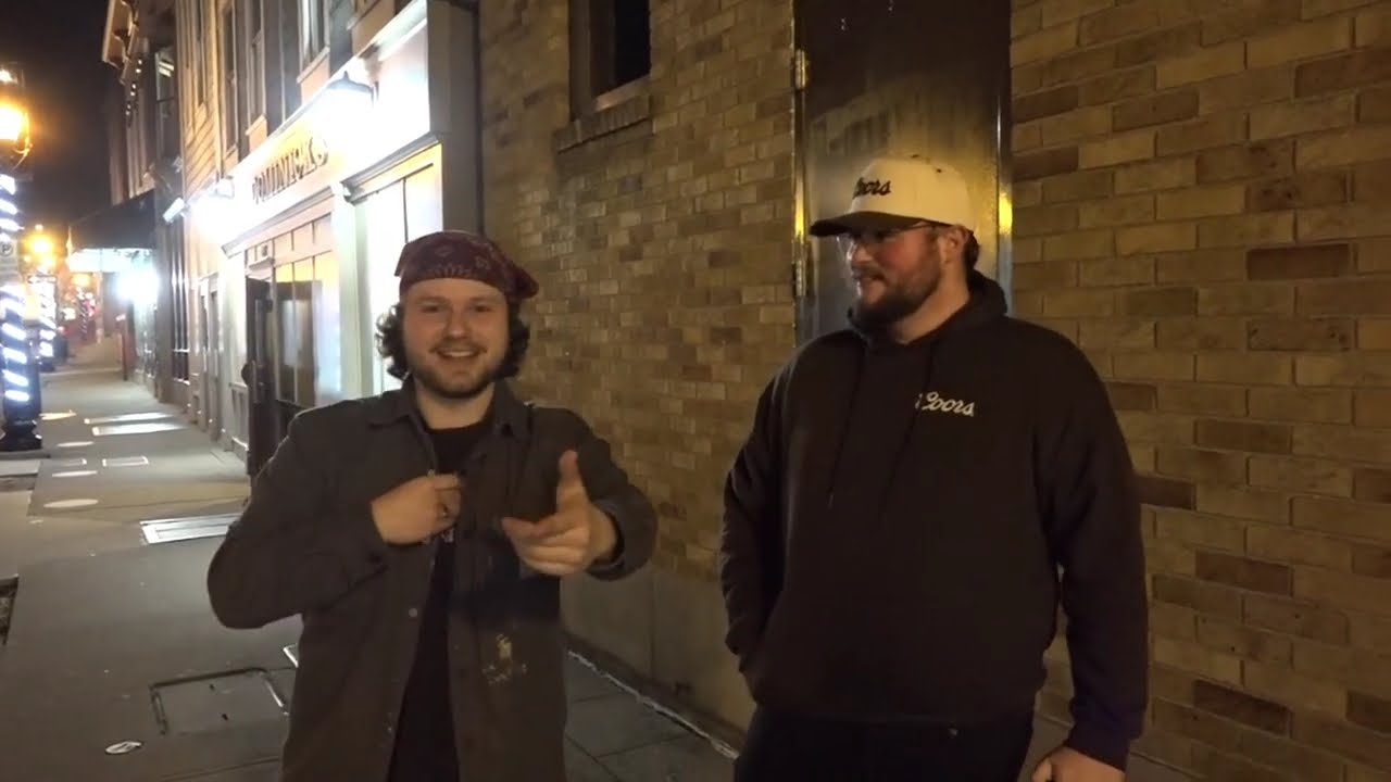 В пятницу вечером я гулял по городу, встретил пару фанатов и наткнулся на пьяных студентов колледжа.