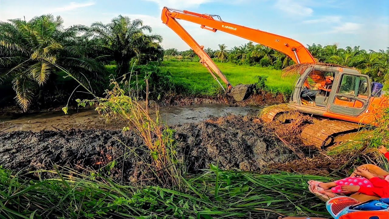 Amazing mencari Belut Pakai Excavator
